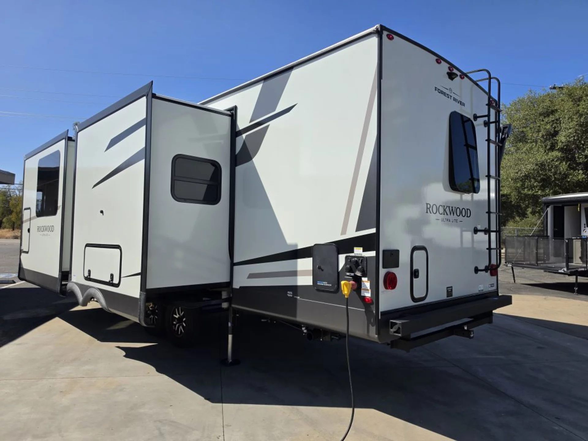 2027 FOREST RIVER ROCKWOOD ULTRA LITE 2623MBR - Image 6