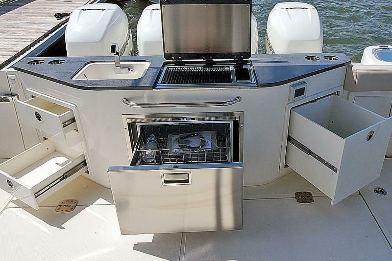2021 Boston Whaler 405 Conquest - Image 55