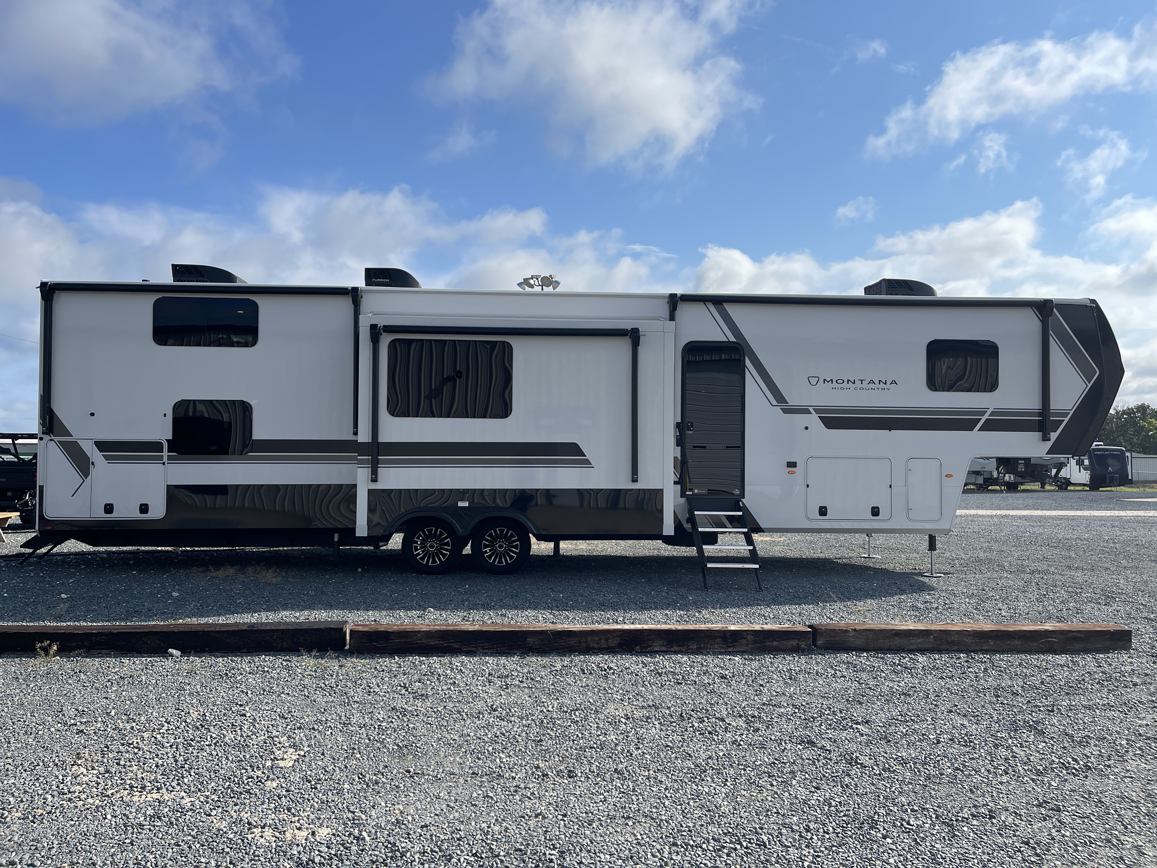 2027 Keystone MONTANA HIGH COUNTRY 391TB - Image 8