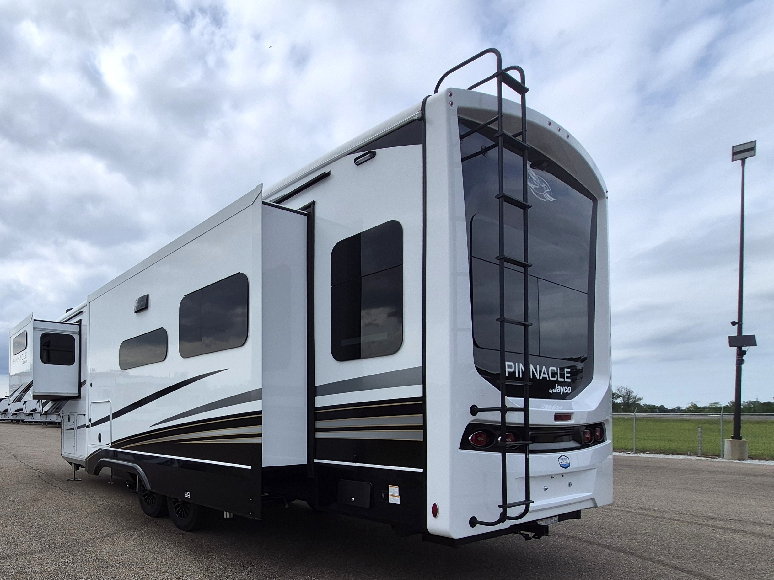 2027 JAYCO PINNACLE 32RLTS - Image 3