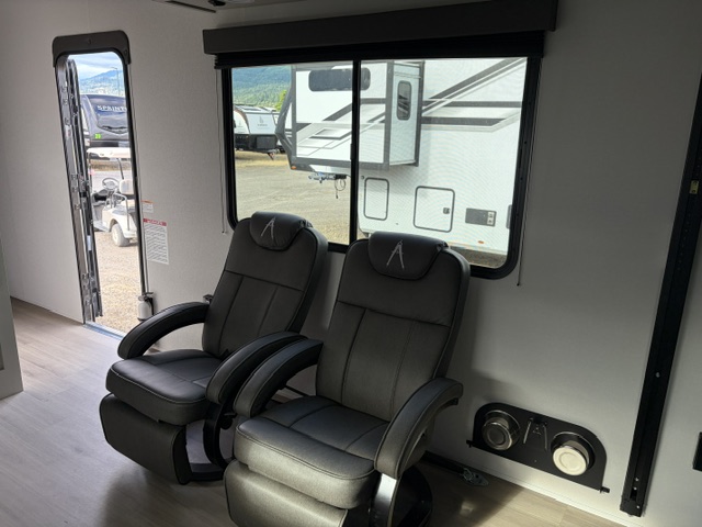 2026 Grand Design Momentum G-Class 27G - Image 11