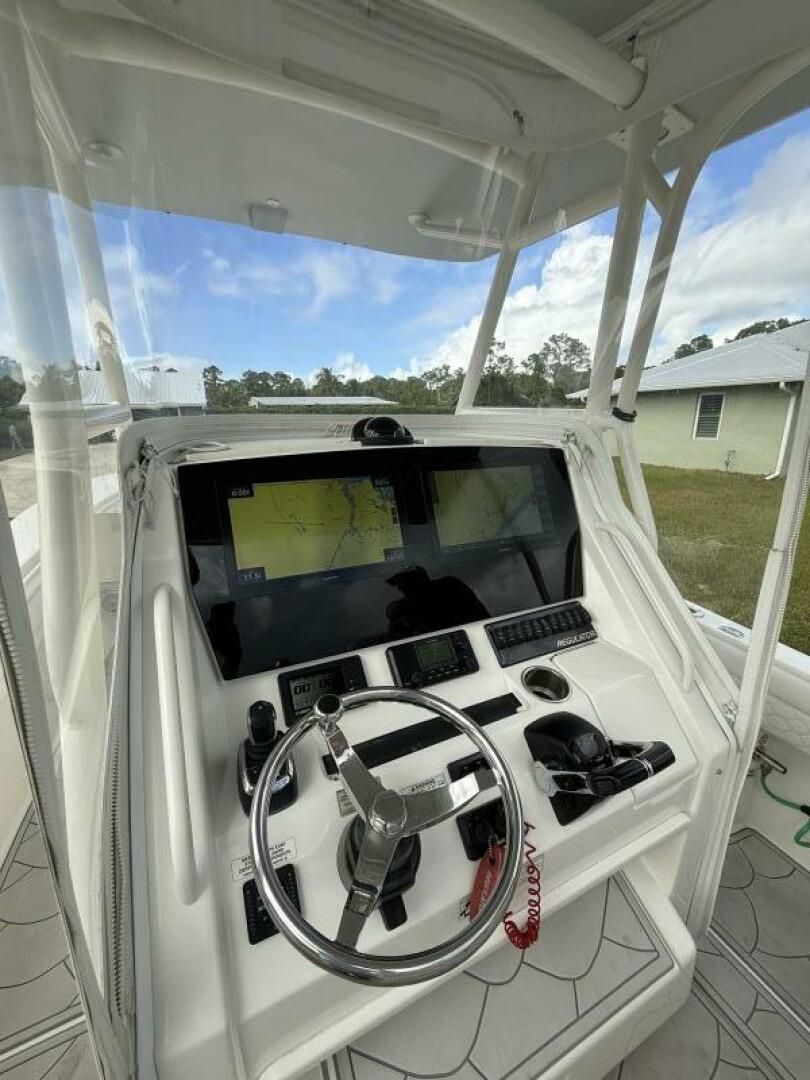 2017 Regulator 28 - Image 11
