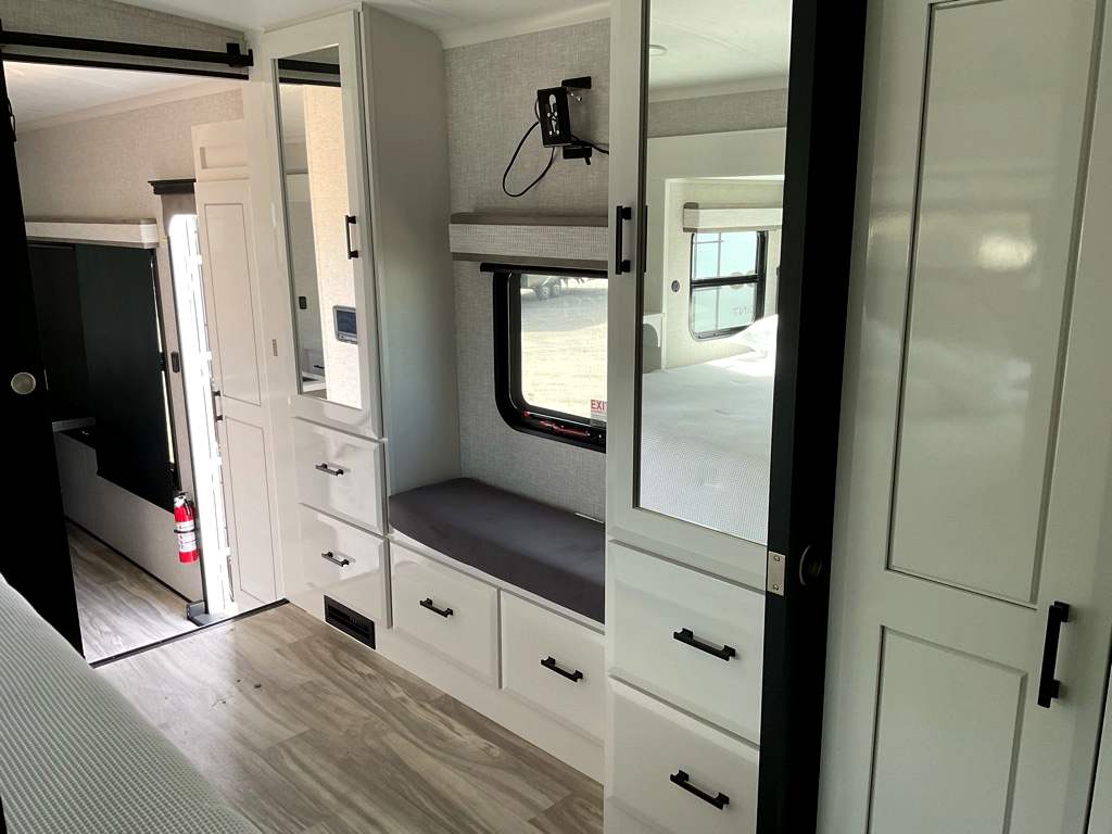 2025 JAYCO PINNACLE 38 FLGS - Image 17