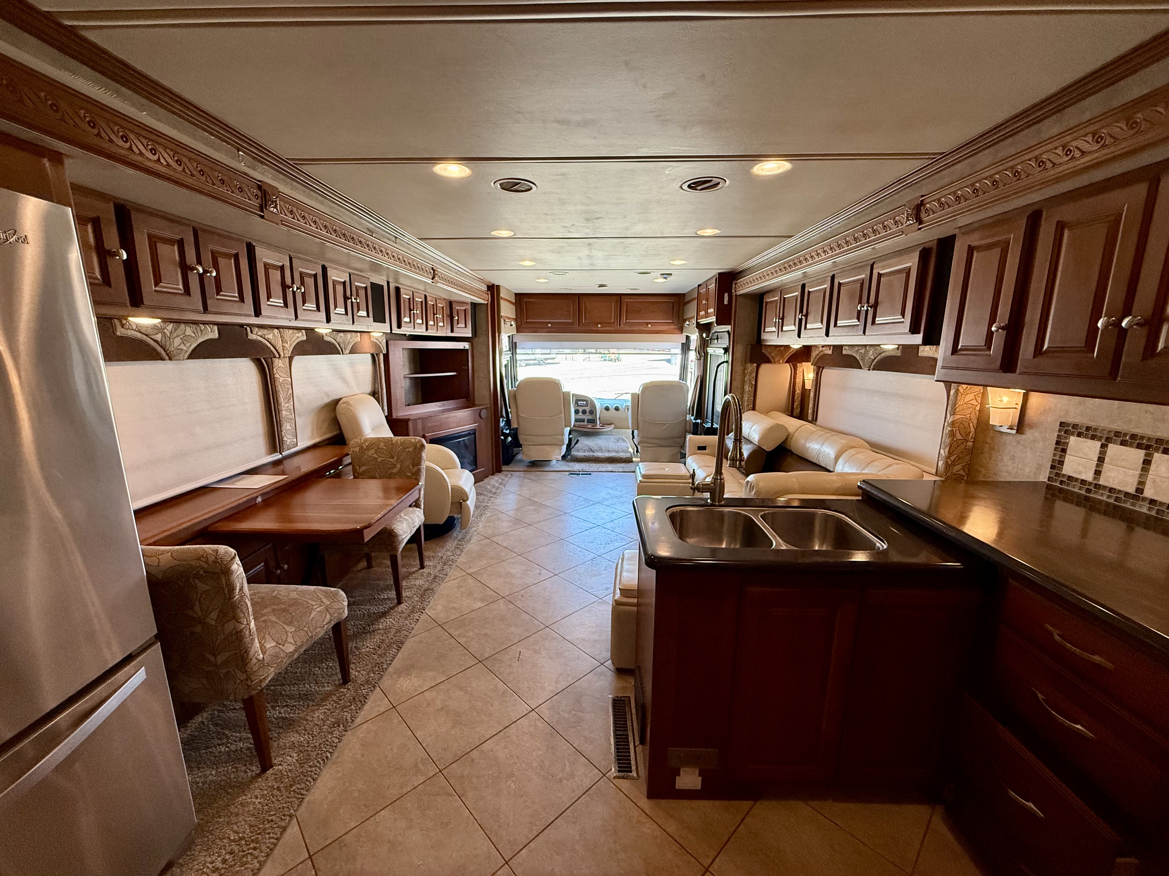 2015 Winnebago Adventurer 38Q - Image 15