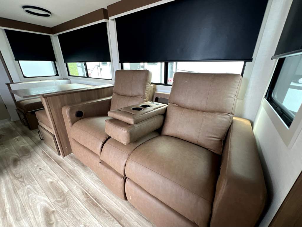 2027 VENTURE RV SPORTTREK 333VIK - Image 7