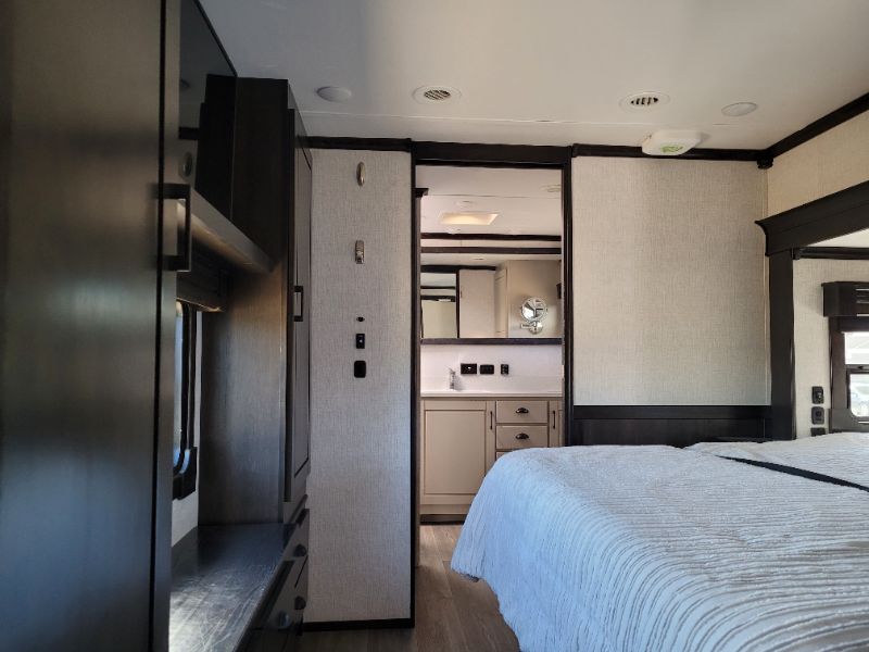 2021 CrossRoads Redwood RW3981FK - Image 8