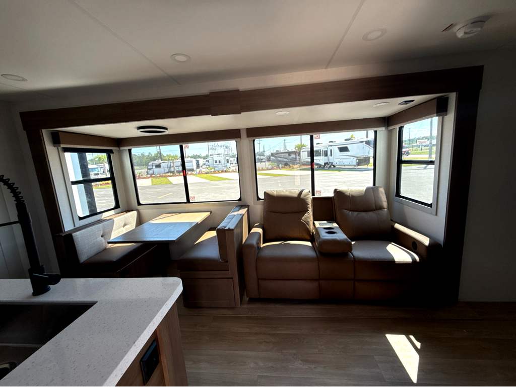 2027 VENTURE RV SPORTTREK 333VIK - Image 9