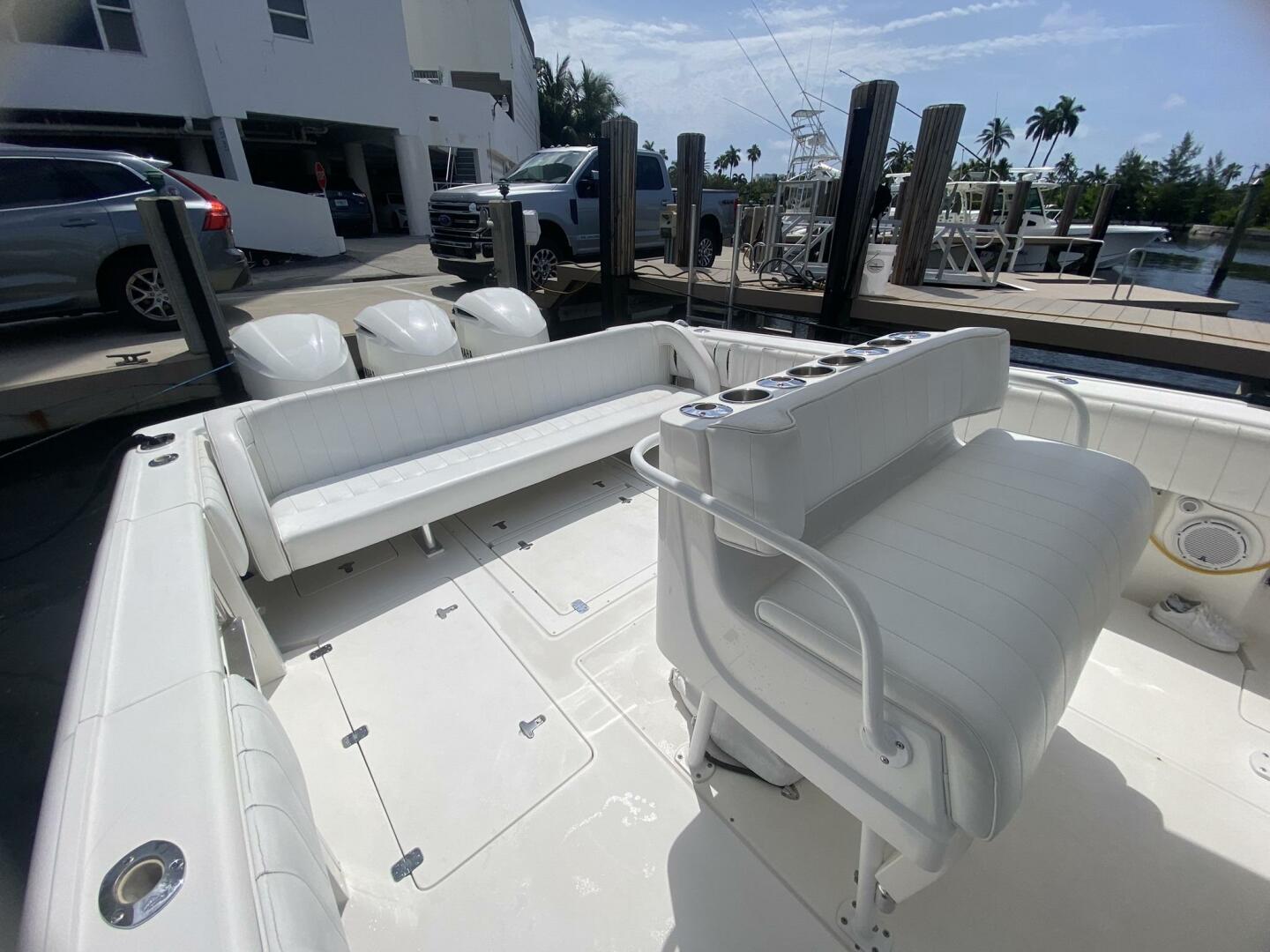 2006 Intrepid 370 - Image 12