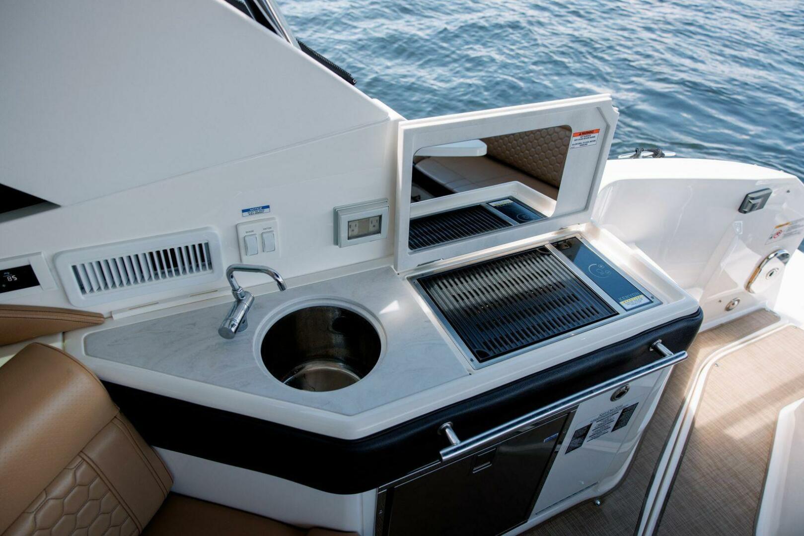 2022 Sea Ray 320 Sundancer OB - Image 9