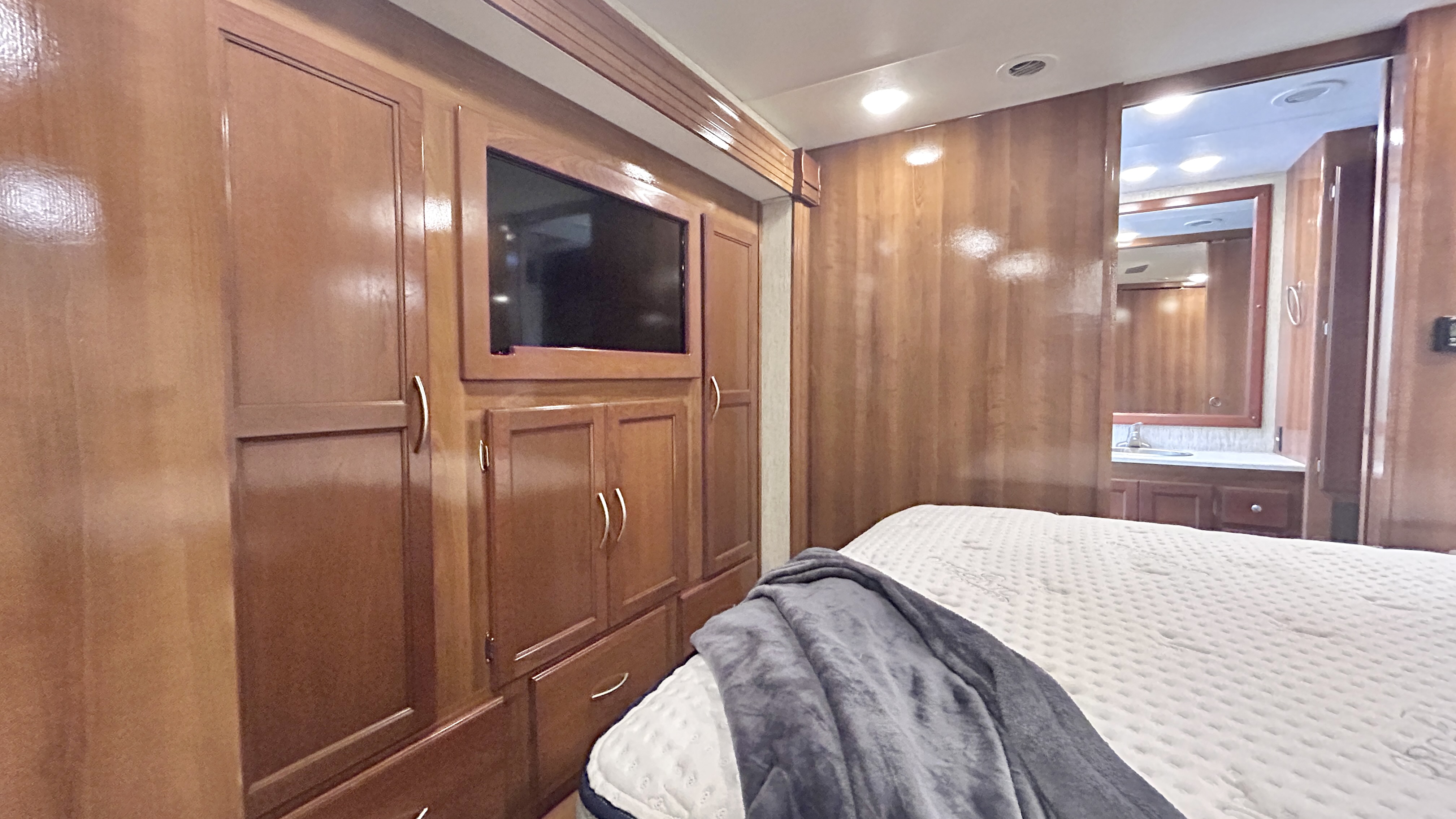 2019 Coachmen Mirada 35BH - Image 19