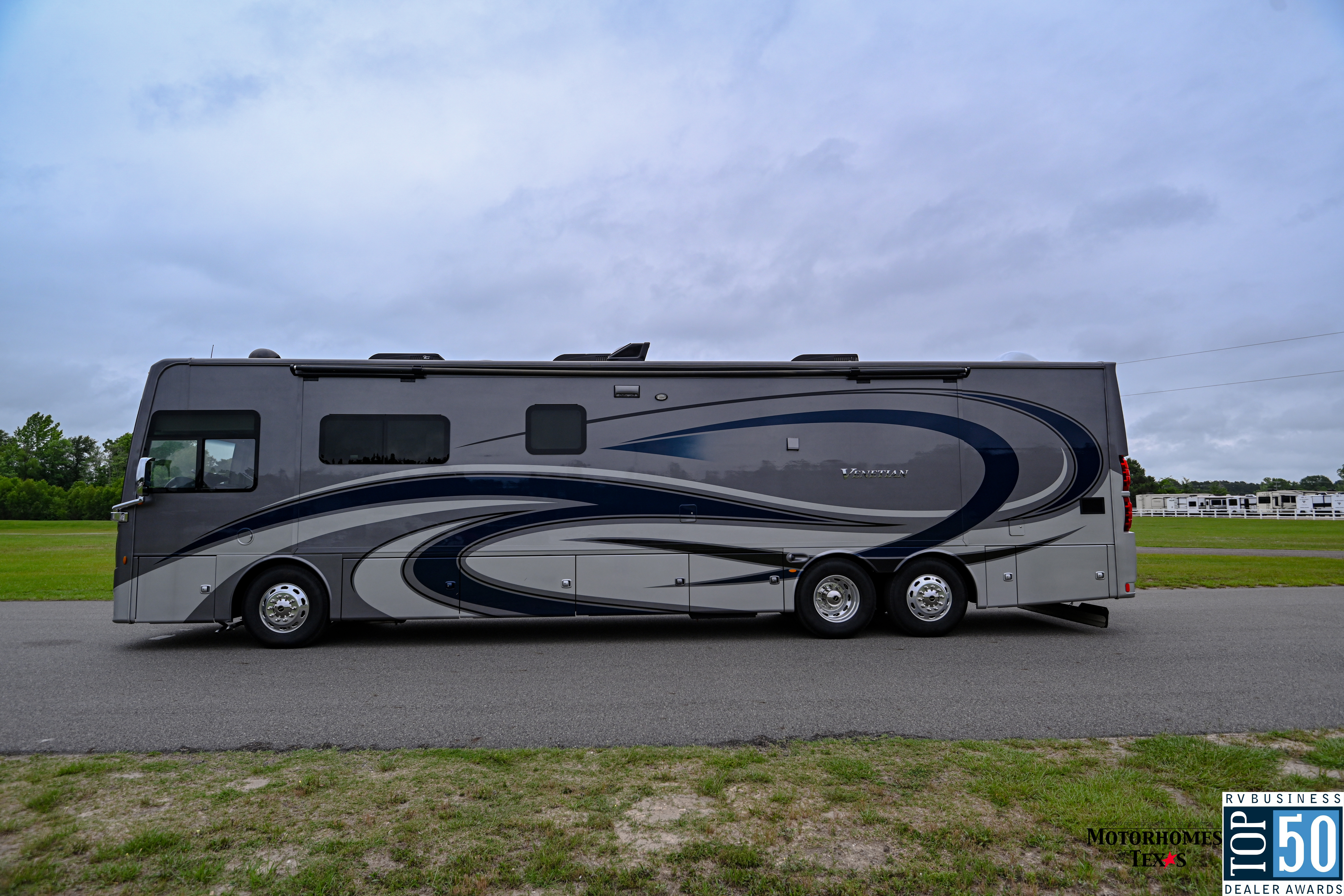 2022 Thor Motor Coach Venetian F42 - exterior 31