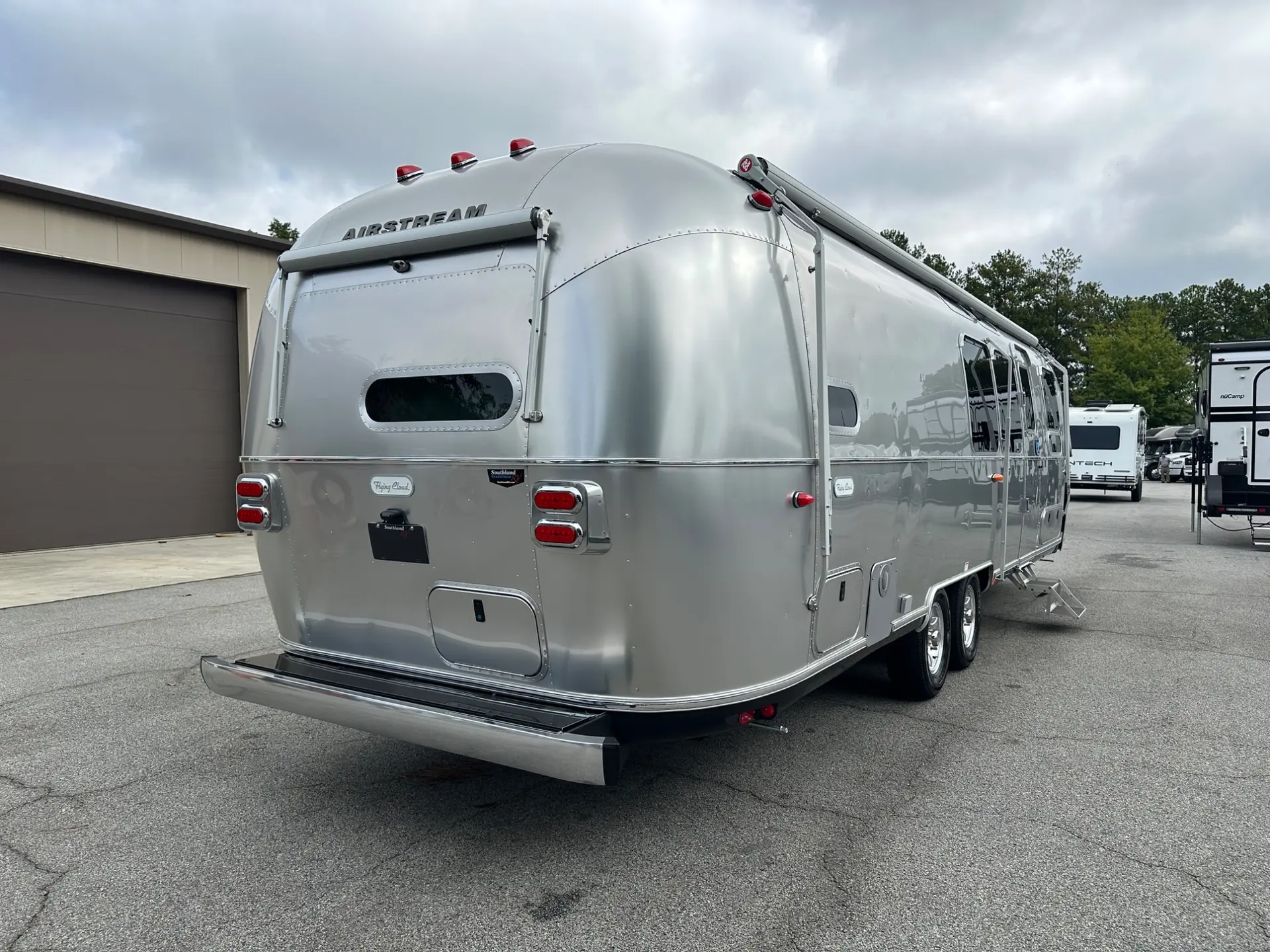 2027 Airstream Flying Cloud 30FB Bunk - Image 6