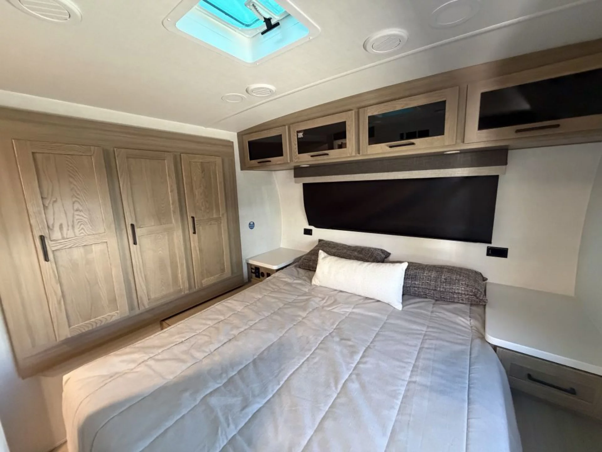 2027 FOREST RIVER ROCKWOOD MINI LITE 2513S - Image 38