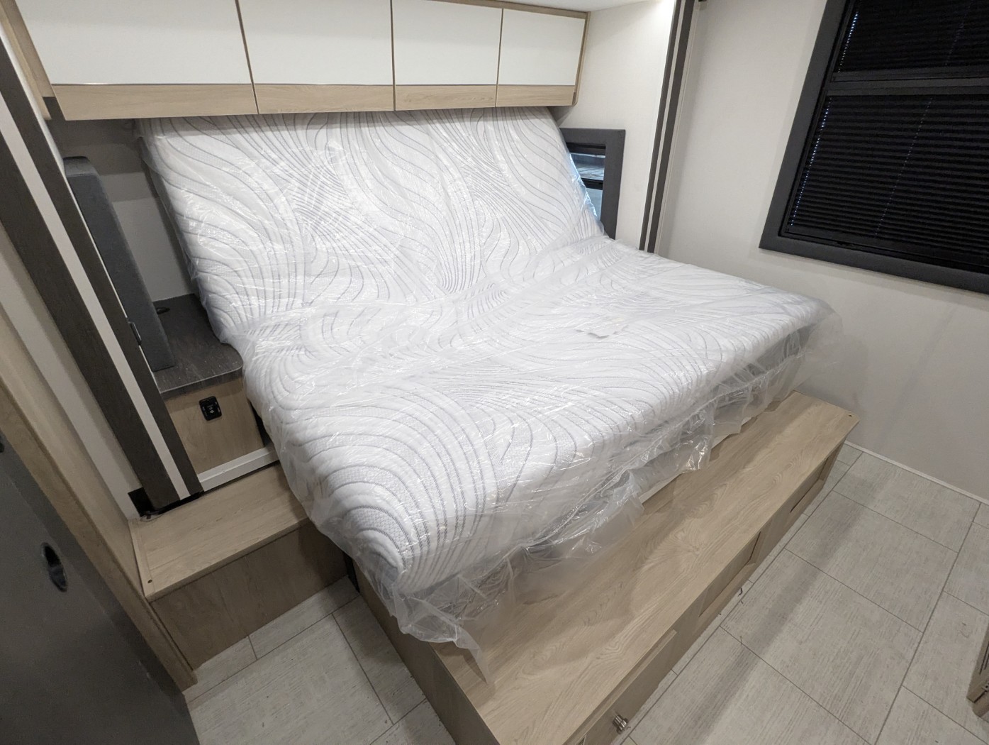2026 Coachmen Entourage 340BH - Image 32
