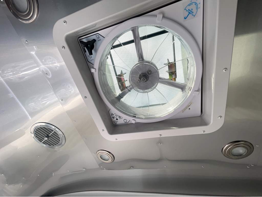 2026 AIRSTREAM GLOBETROTTER 27FBT - Image 17