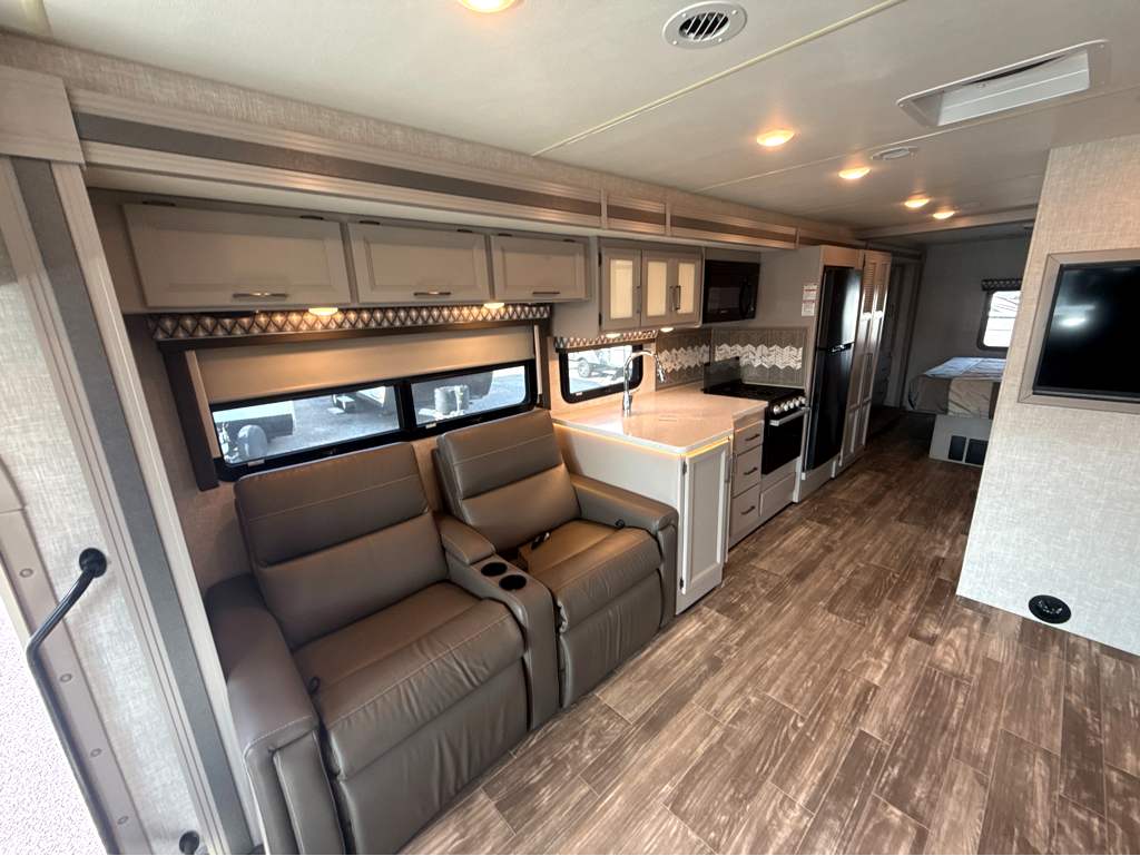 2022 Thor Motor Coach HURRICANE 34R - Image 12