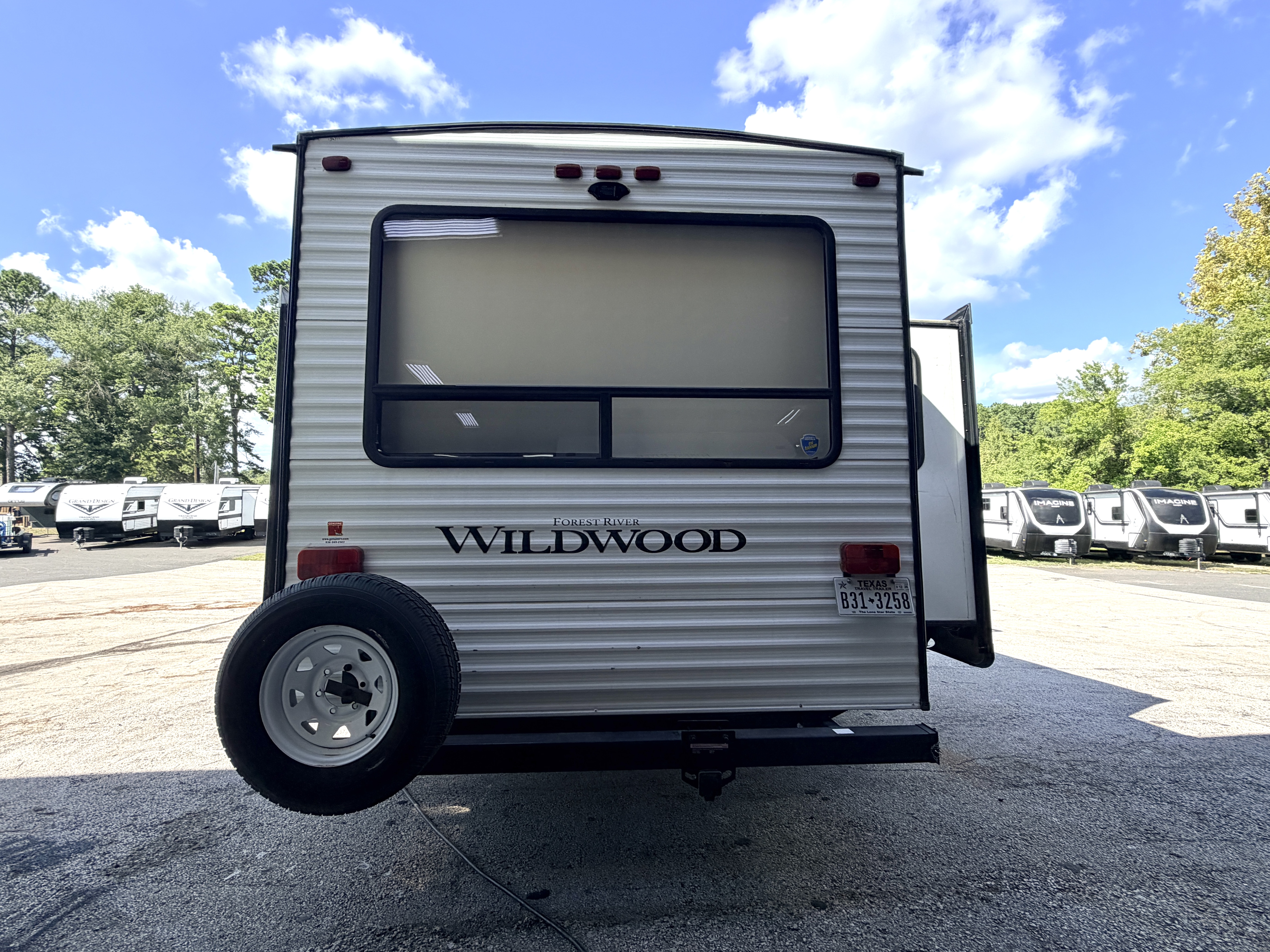 2019 Forest River Wildwood 27RE - Image 6