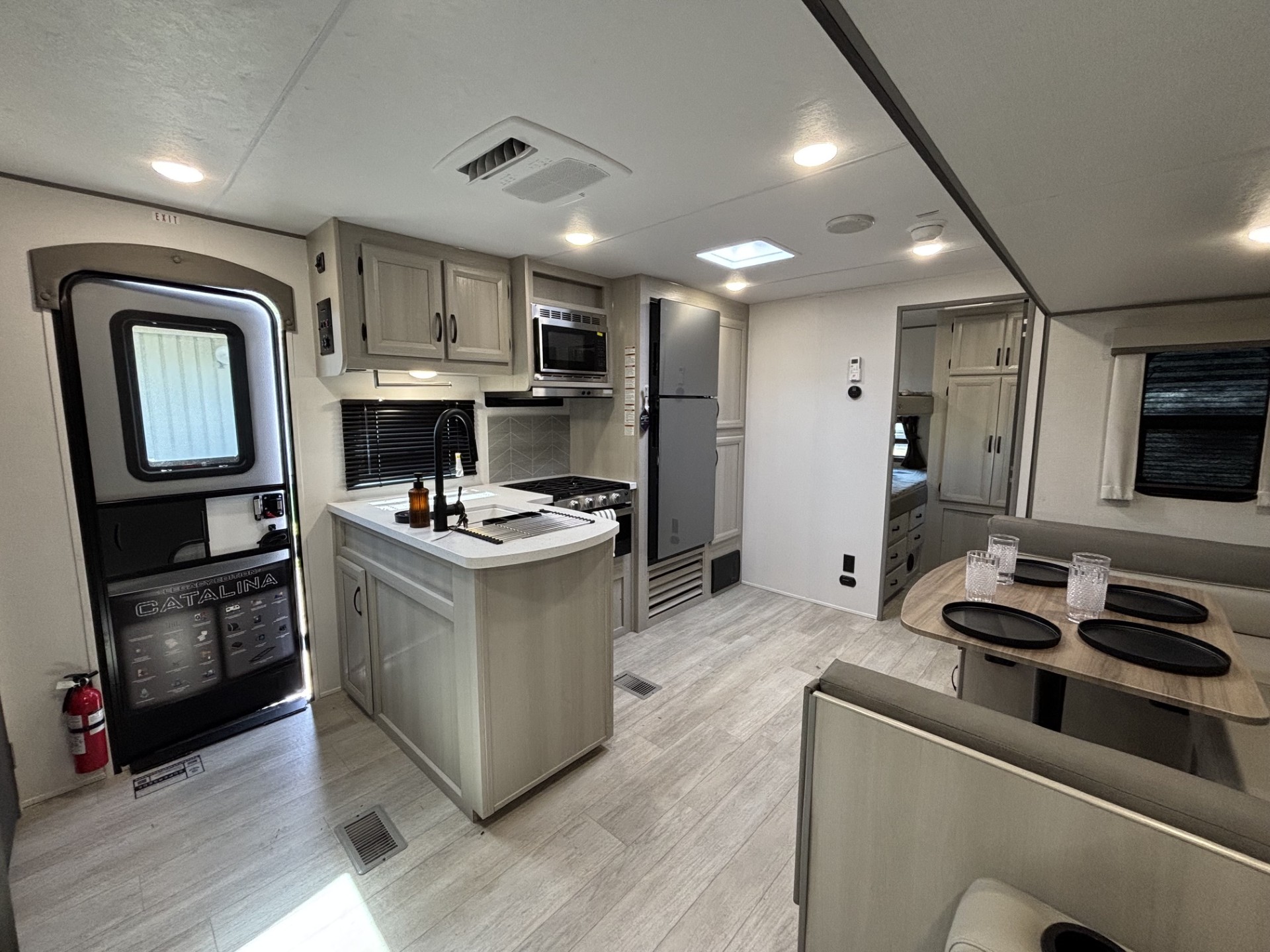 2027 Coachmen Catalina Legacy Edition 293TQBSCK - Image 12