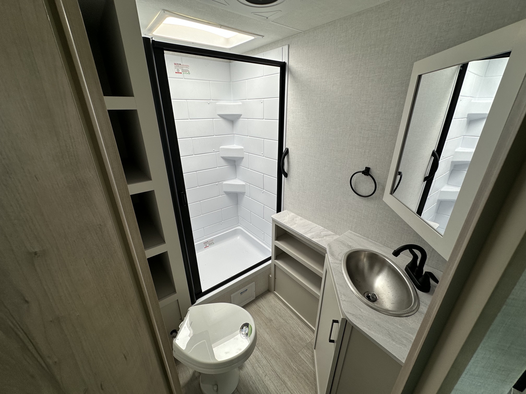 2027 Ember RV E-Series 22ETS - Image 11