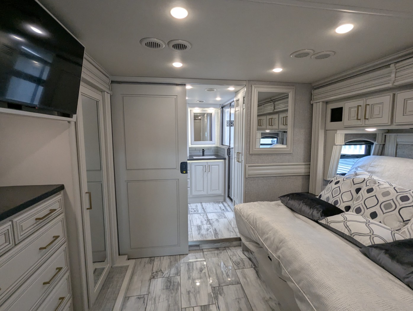 2026 Fleetwood Discovery LXE 40M - Image 31