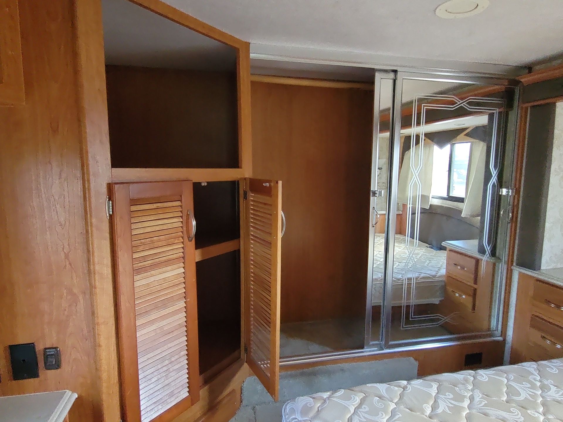 2005 National Tropical 396LX - Image 27