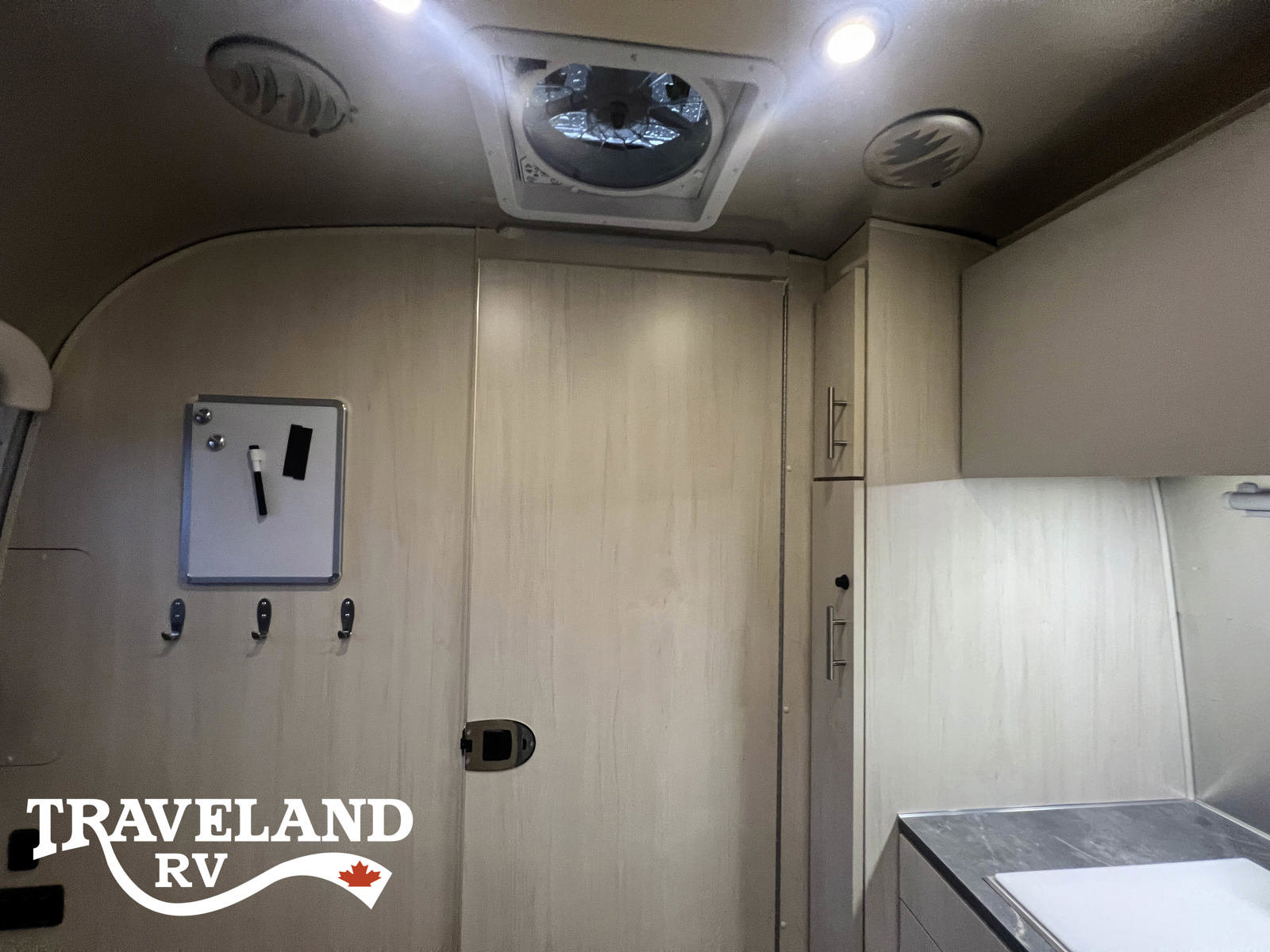 2025 Airstream Flying Cloud 23FBT - Image 16