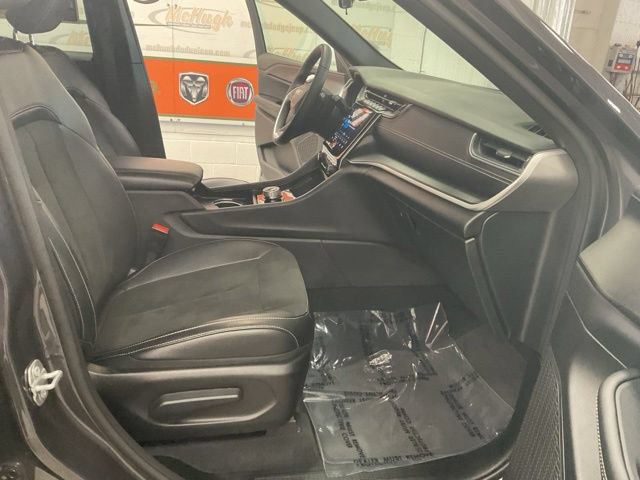 2025 Jeep Grand Cherokee Altitude X 4X4 - Image 32