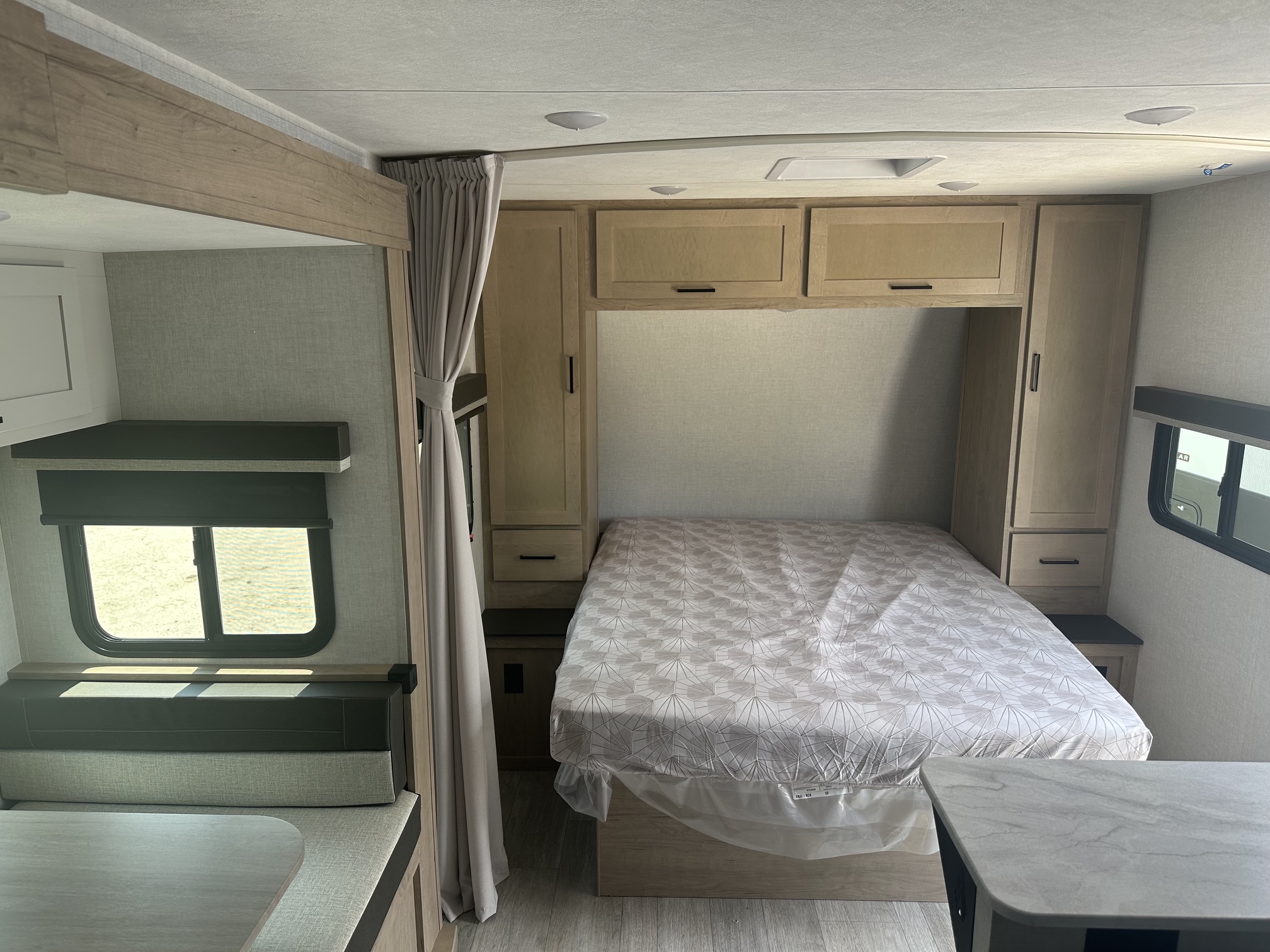 2027 Ember RV E-Series 22ETS - Image 6