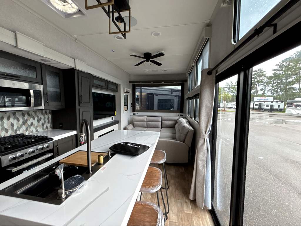 2025 CROSSROADS REDWOOD REGENCY 3951BAM - Image 7