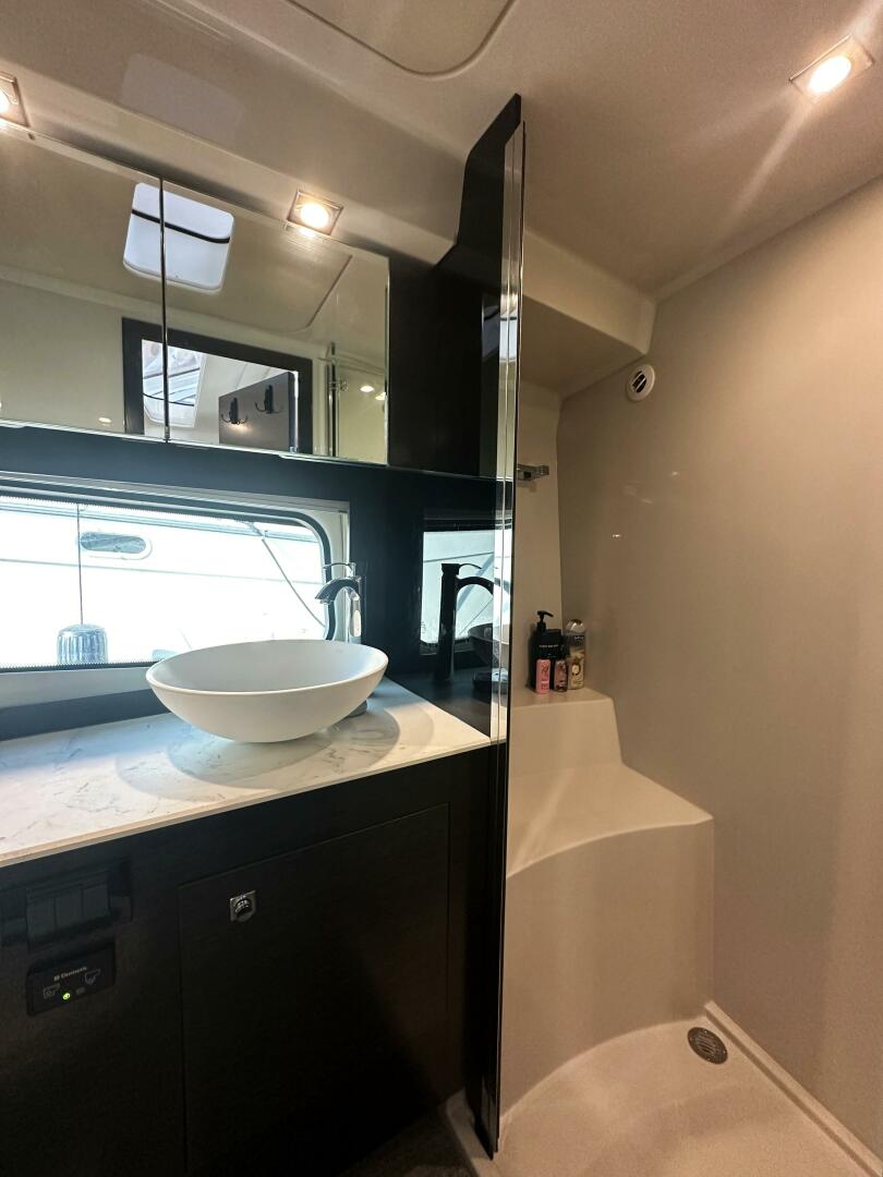 2017 Cruisers Yachts 390 Express Coupe - Image 27