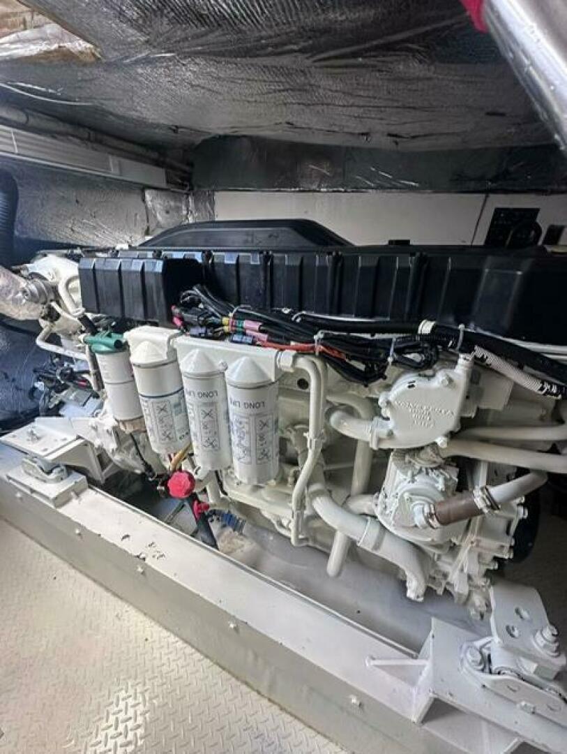2011 Cruisers Yachts 560 Express - Image 12
