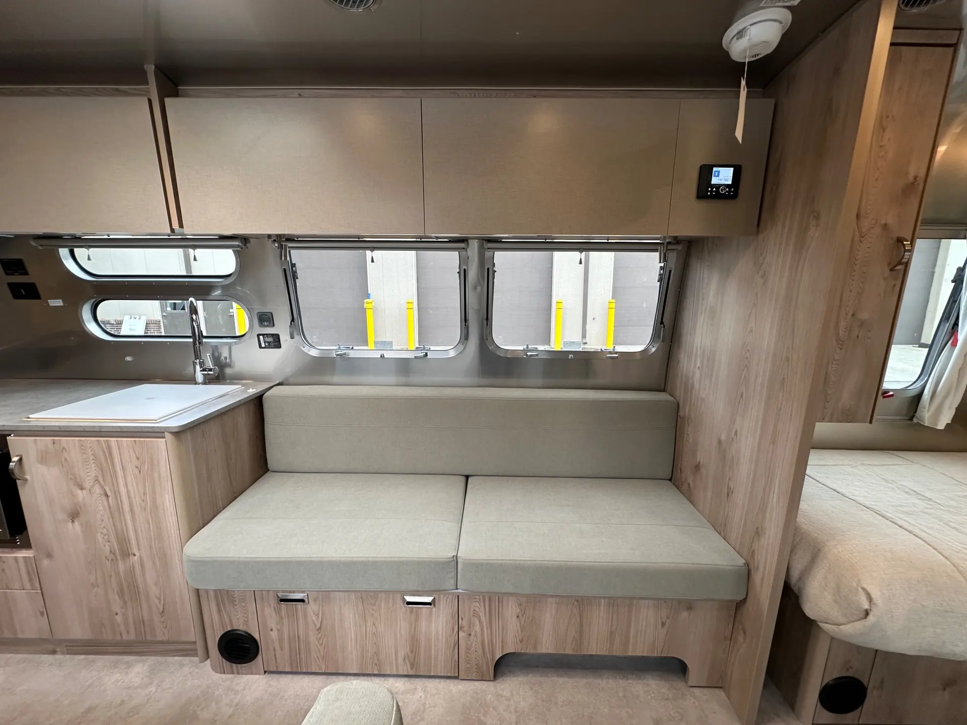 2027 Airstream Flying Cloud 30FB Bunk - Image 16