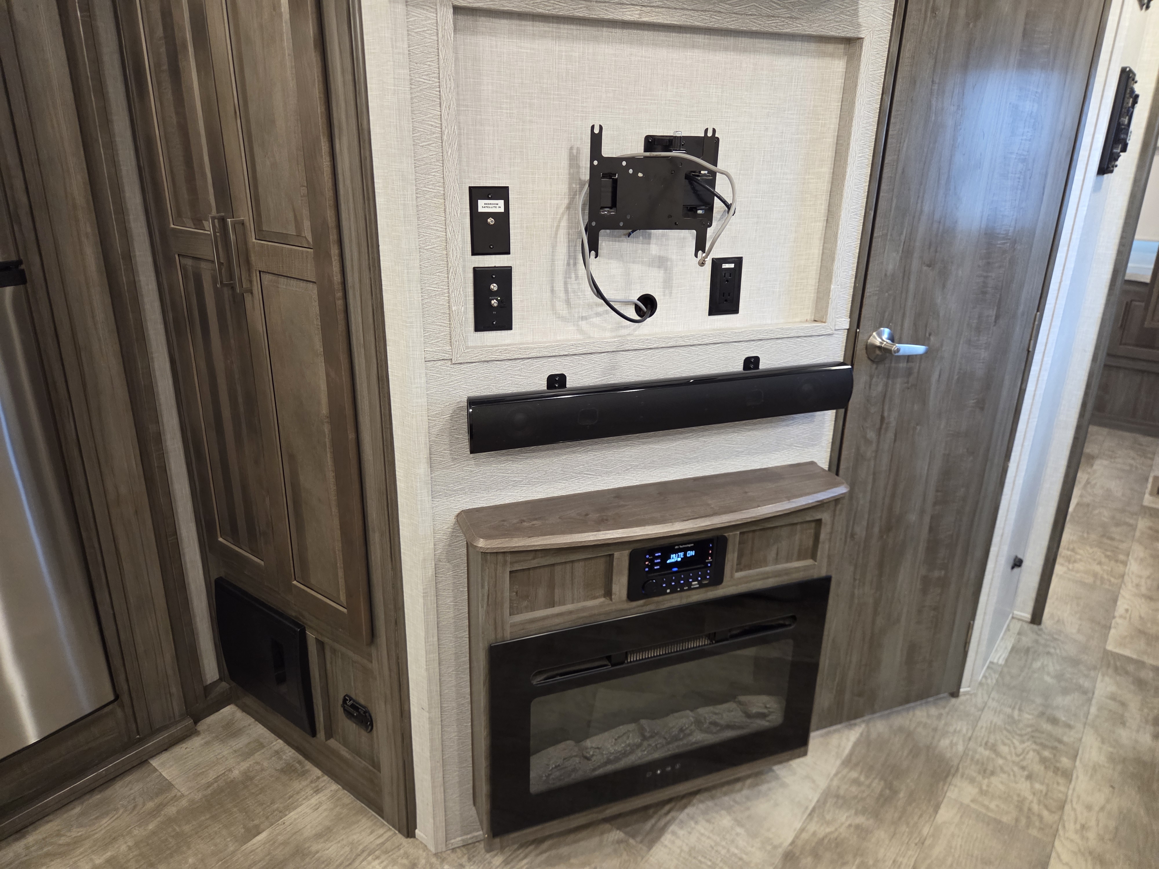 2022 Forest River Rockwood Signature Ultra Lite 8336BH - Image 9