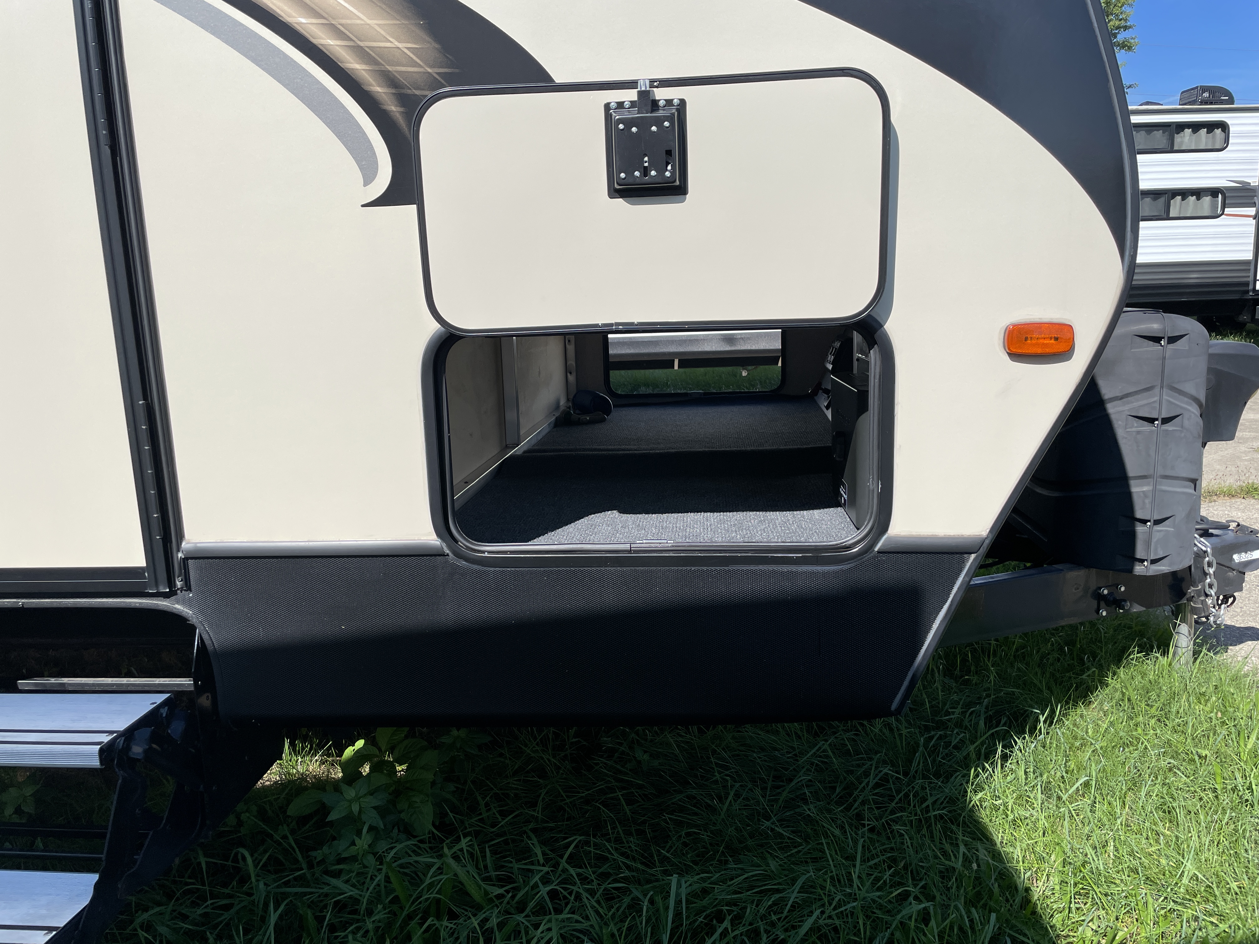 2019 Keystone RV Cougar X-Lite 27SAB - Image 2