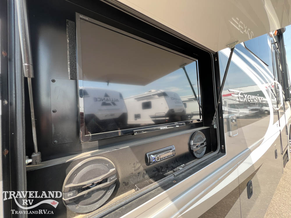 2015 Fleetwood Excursion 35B - Image 12