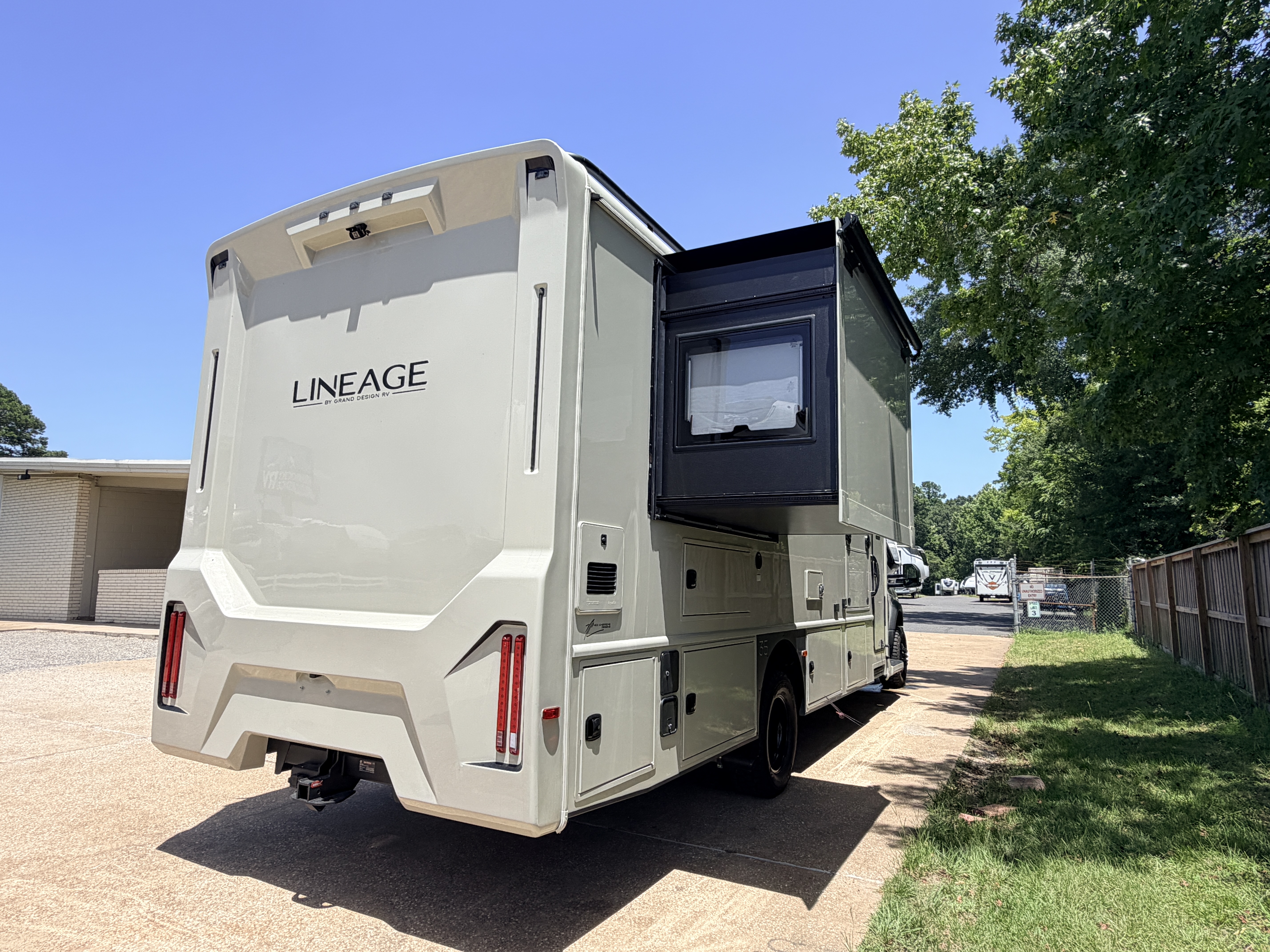 2027 Grand Design Lineage Series F 31ZW5 - Image 7