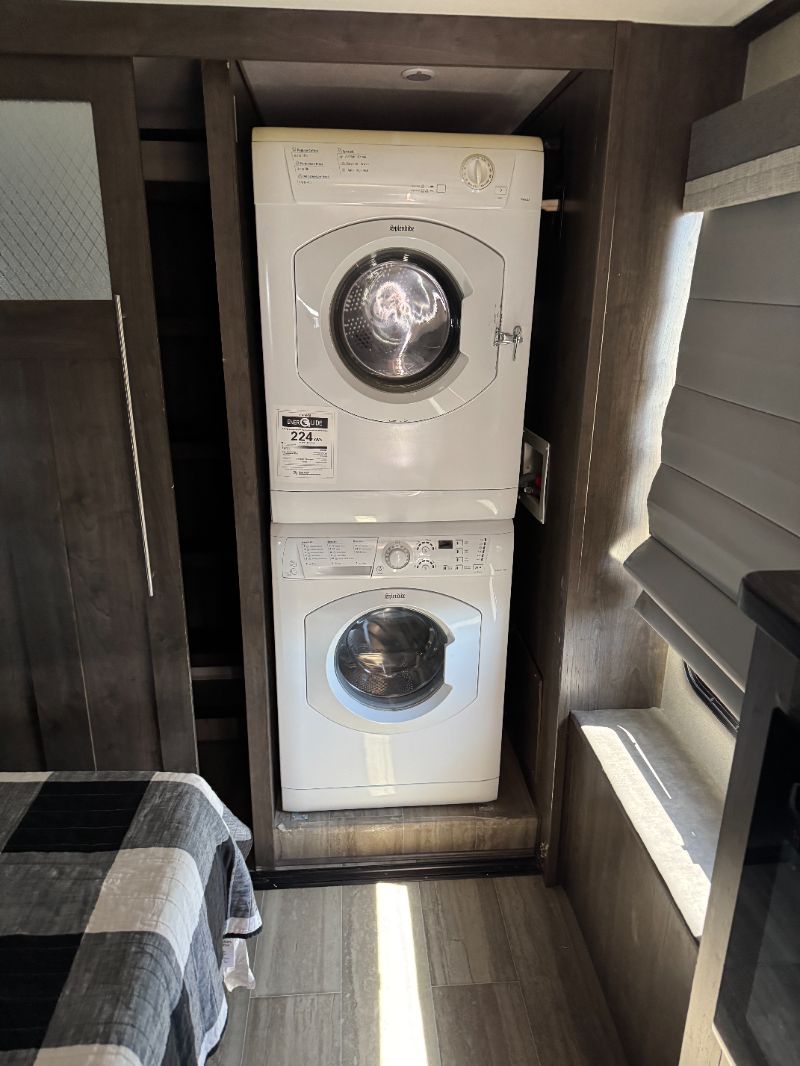 2020 Forest River Cardinal Luxury 345RLX - Image 20