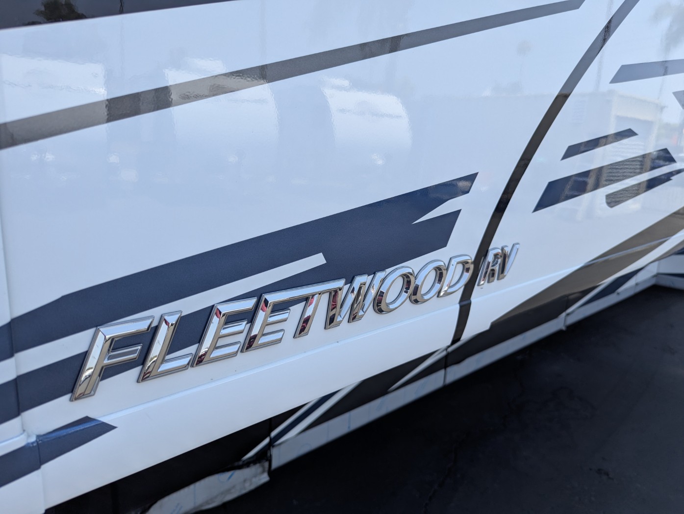 2026 Fleetwood Discovery LXE 40M - Image 4