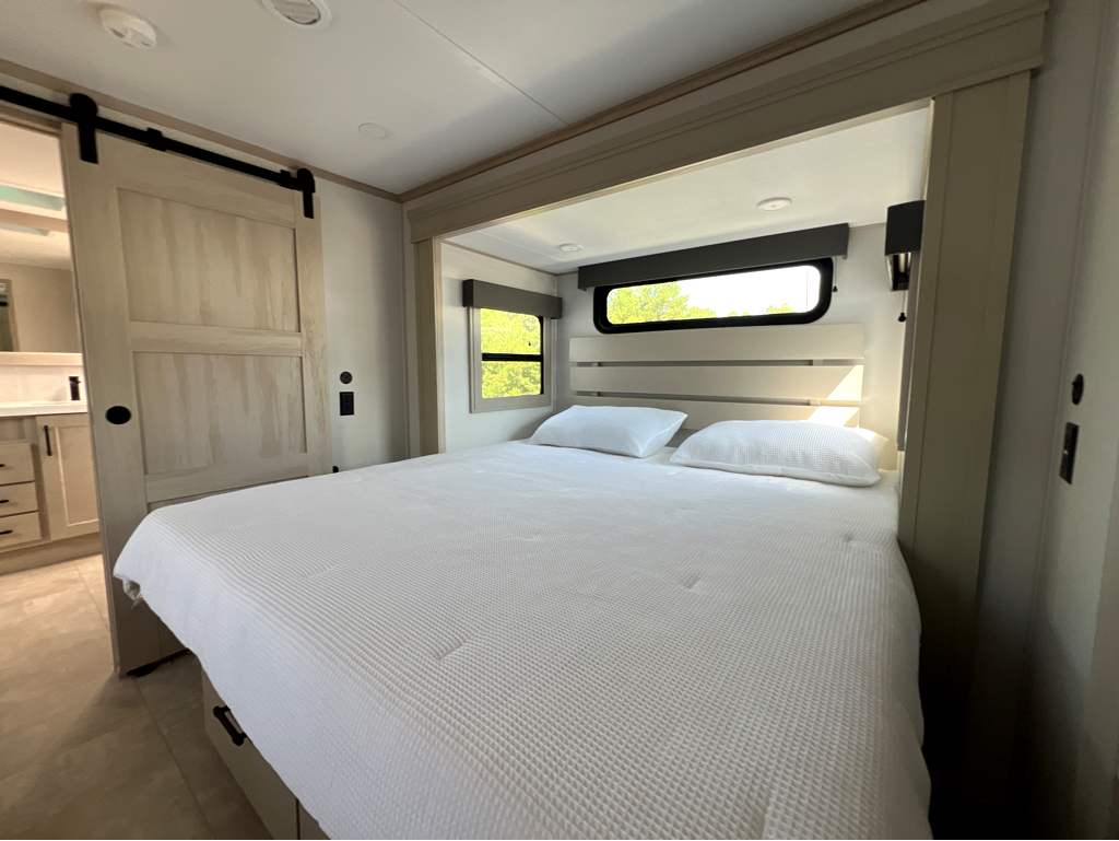 2025 GRAND DESIGN SOLITUDE 382WB - Image 18