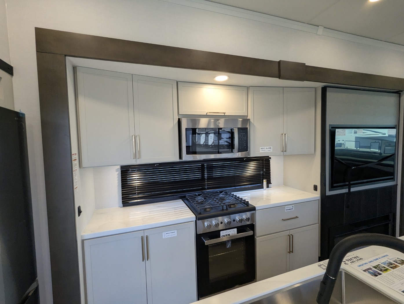 2027 Alliance RV Benchmark 42LFT - Image 23