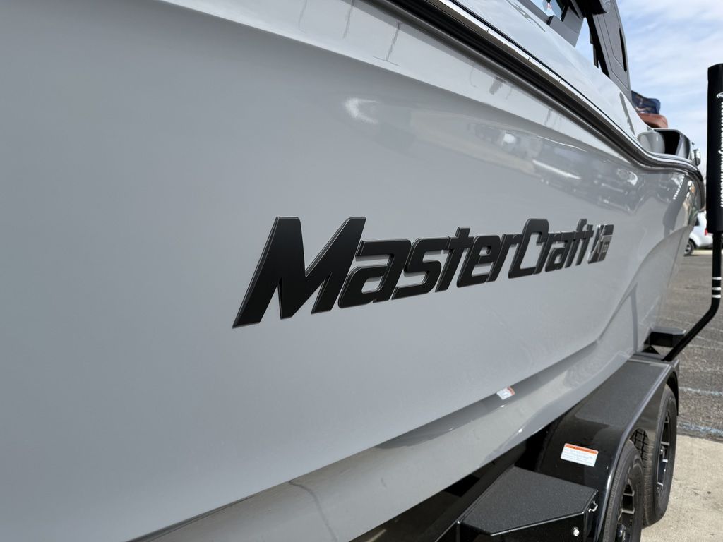 2025 MasterCraft XT22 - Image 4