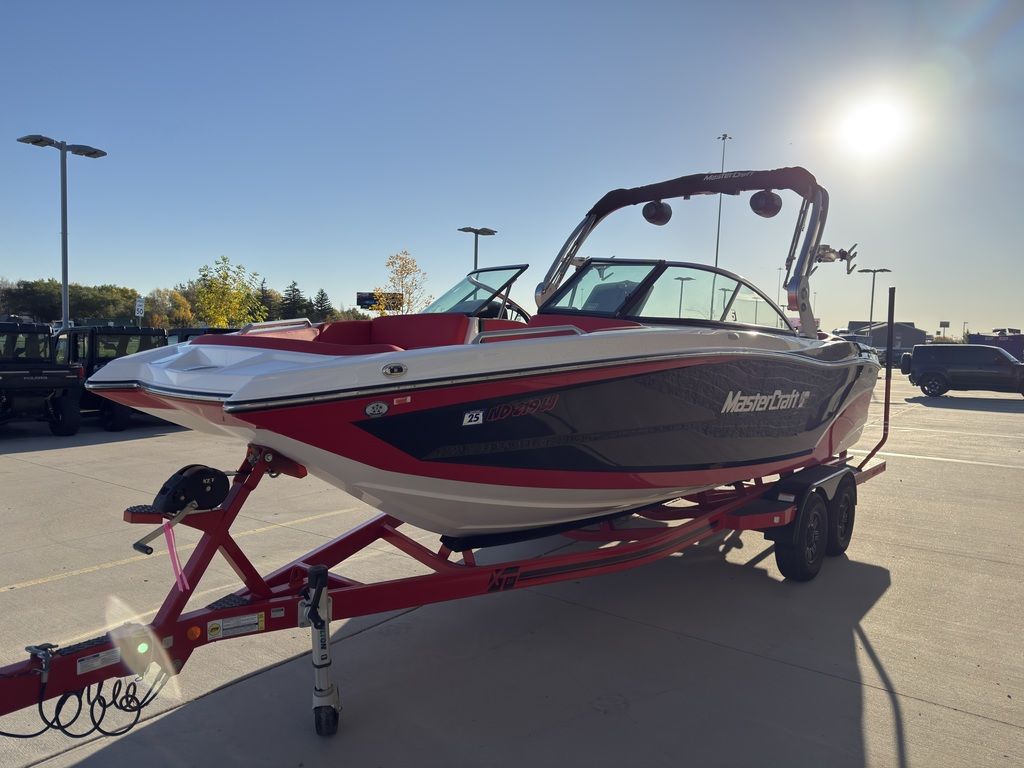 2019 MasterCraft XT22 - Image 10
