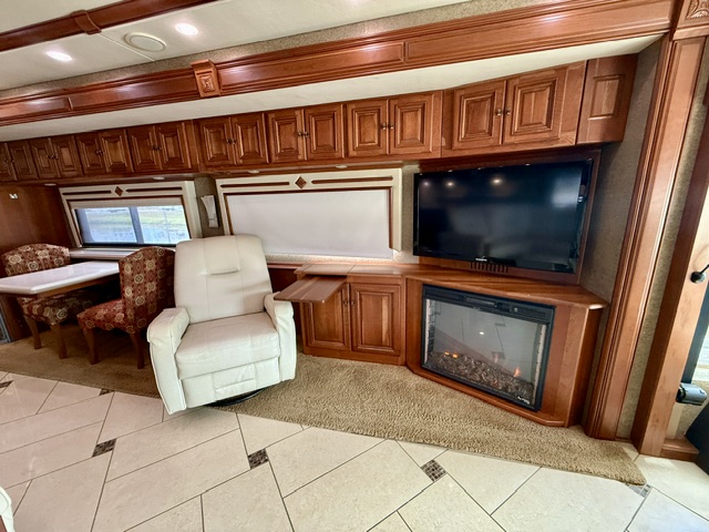 2013 WINNEBAGO TOUR 42QD - Image 9