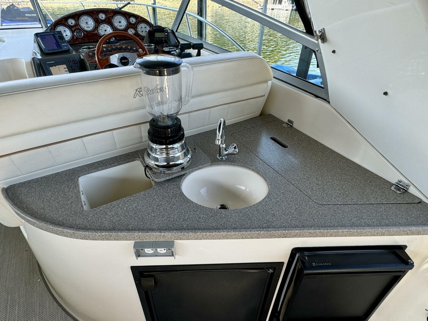2004 Rinker 342 Fiesta Vee - Image 18