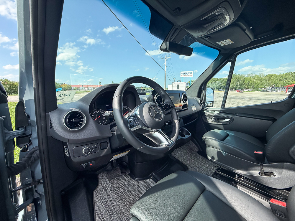 2025 THOR MOTORCOACH 19A - Image 16