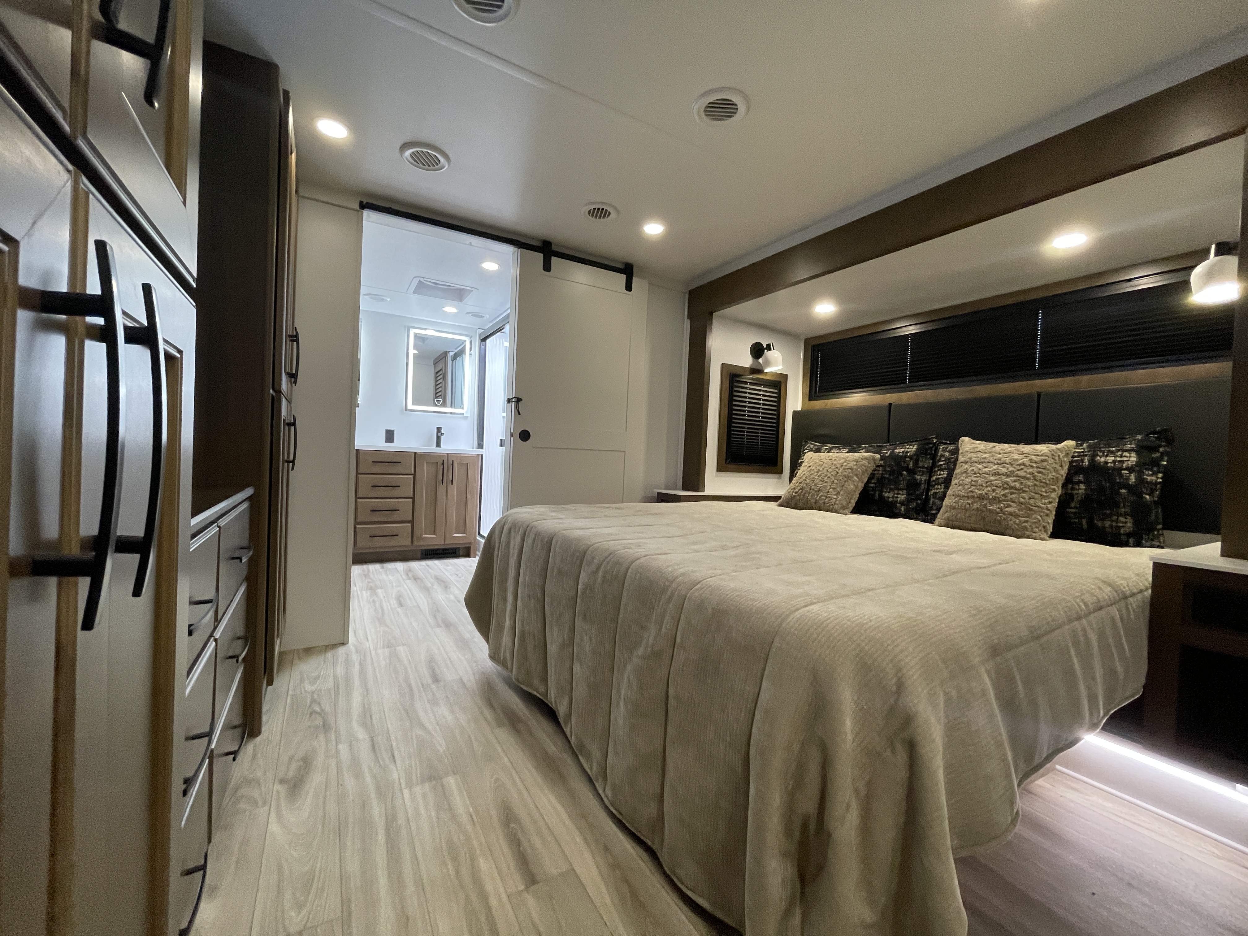2027 Keystone Montana 3800FL - Image 37