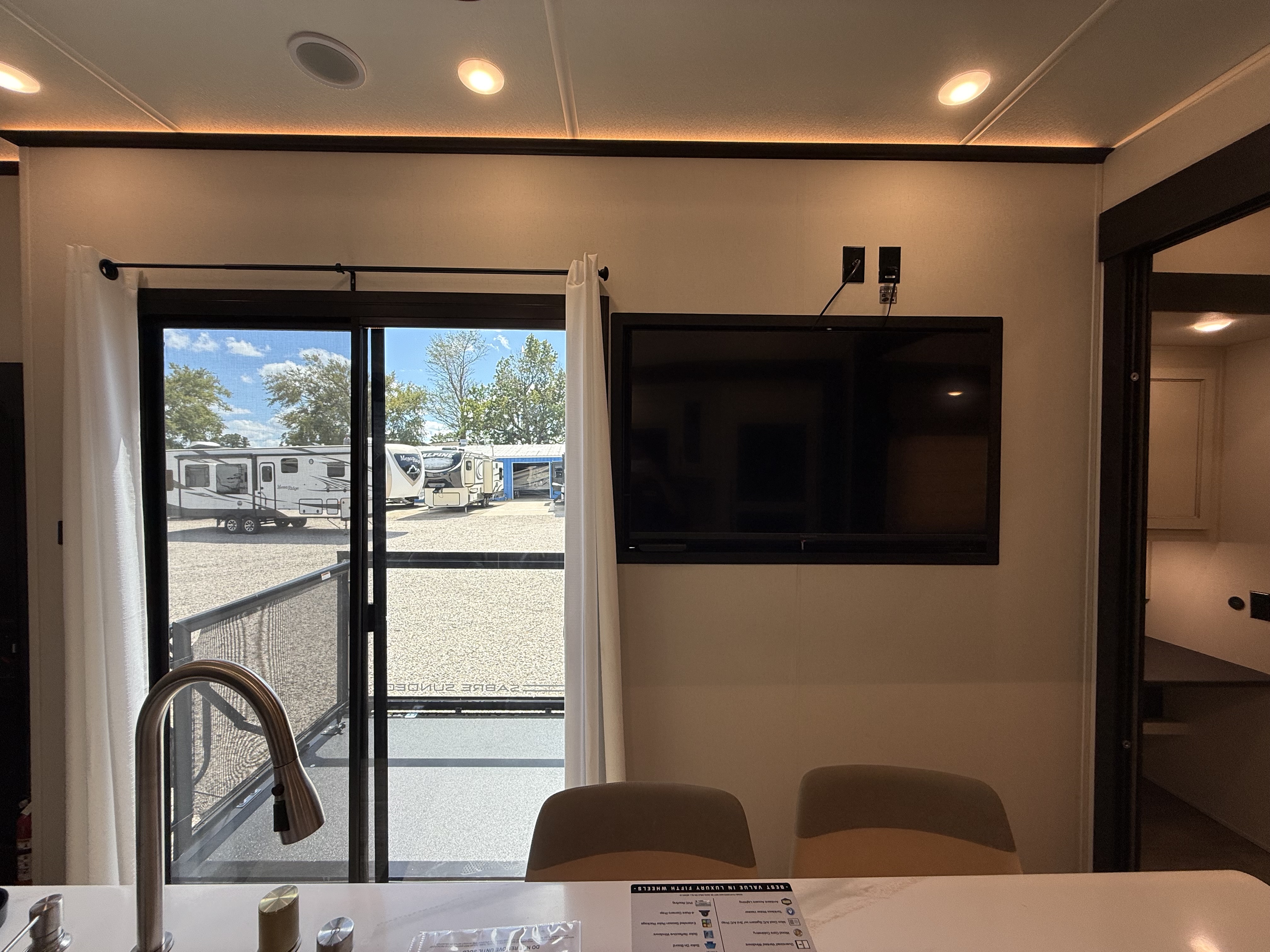 2027 Forest River Sabre 38RVHUNTER - Image 12