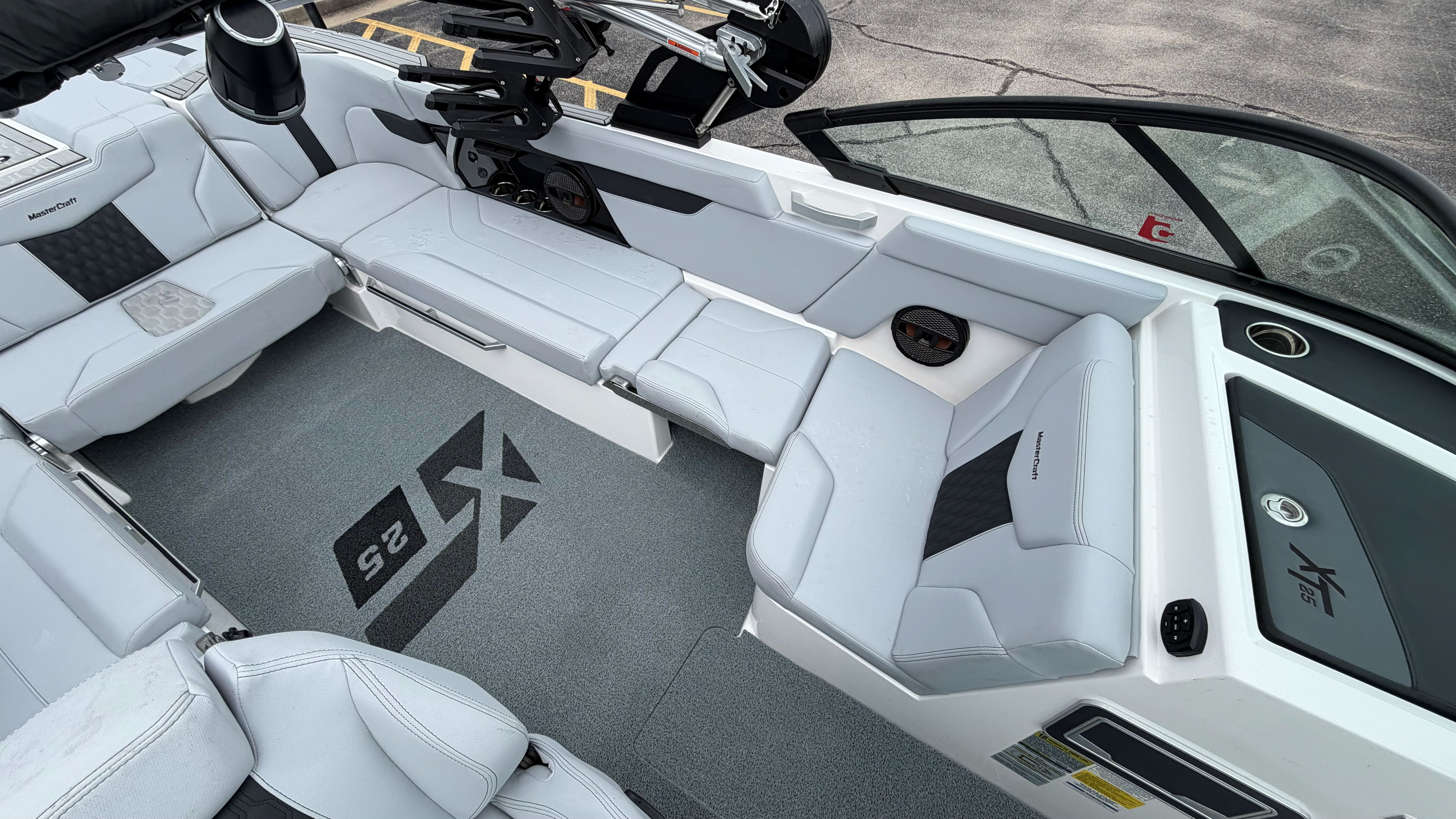 2024 MasterCraft XT25 - Image 48
