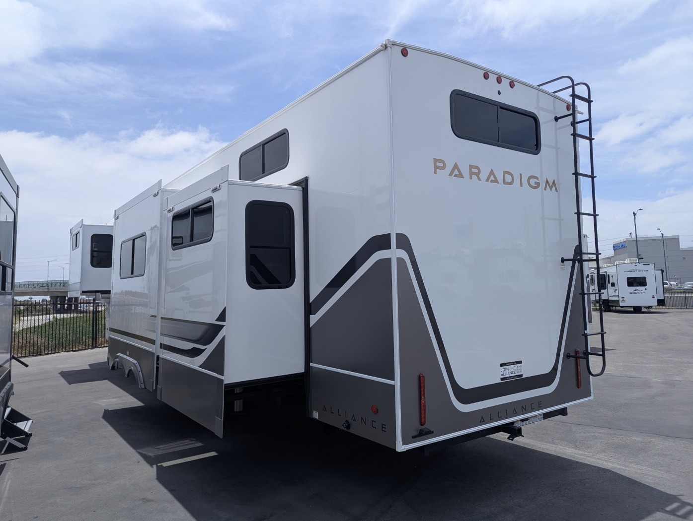 2026 Alliance RV Paradigm 395DS - Image 4