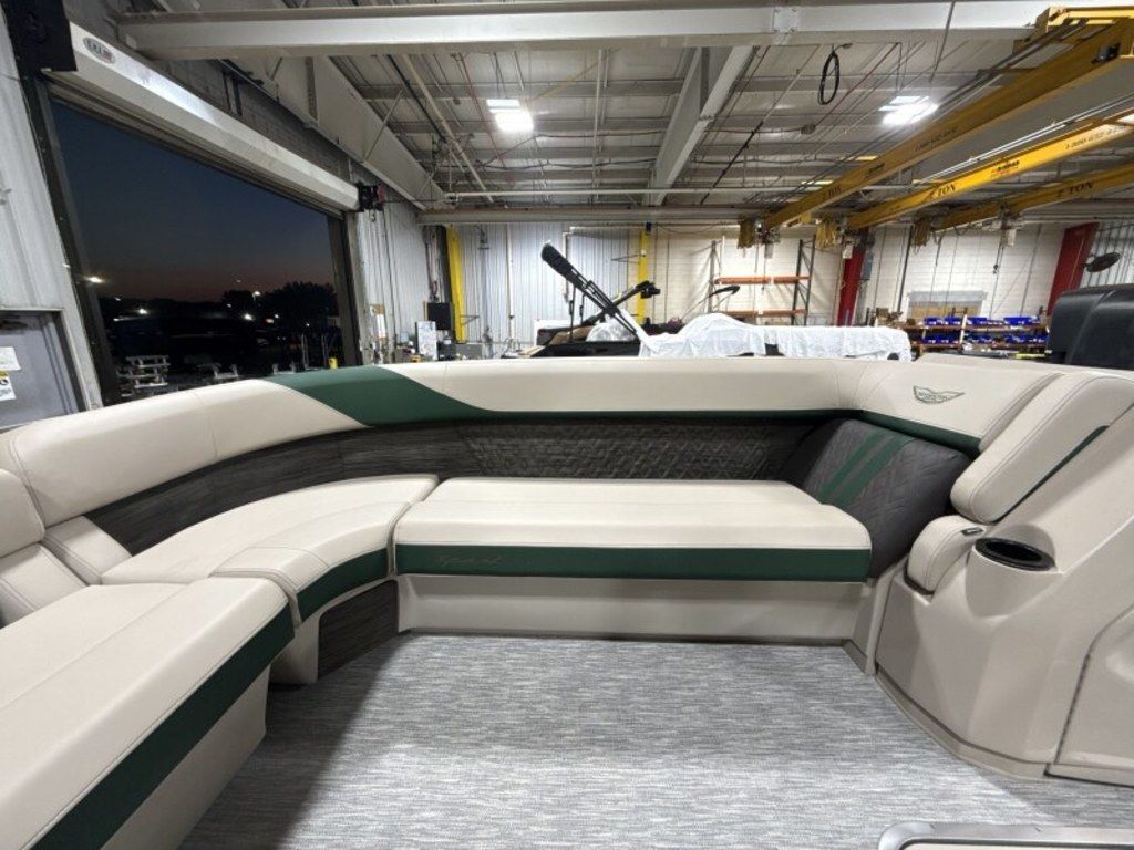 2026 Bennington 24MCSB Carbon Fiber Arch Tritoon Pontoon - Image 13